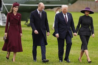 Náhoda? Sotva. Princezna Kate a první dáma dorazily ve sladěných vínových odstínech